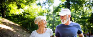 הזדקנות בריאה - זוג מבוגרים מטיילים