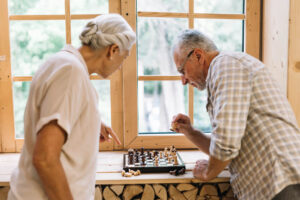 משחקי חשיבה למבוגרים - זוג מבוגרים משחקים שחמט